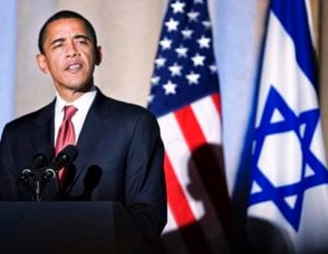 Barack Obama standing in front of a US flag and an Israeli flag